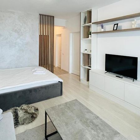 Q Royal Apartment - Palas Center Iasi Extérieur photo