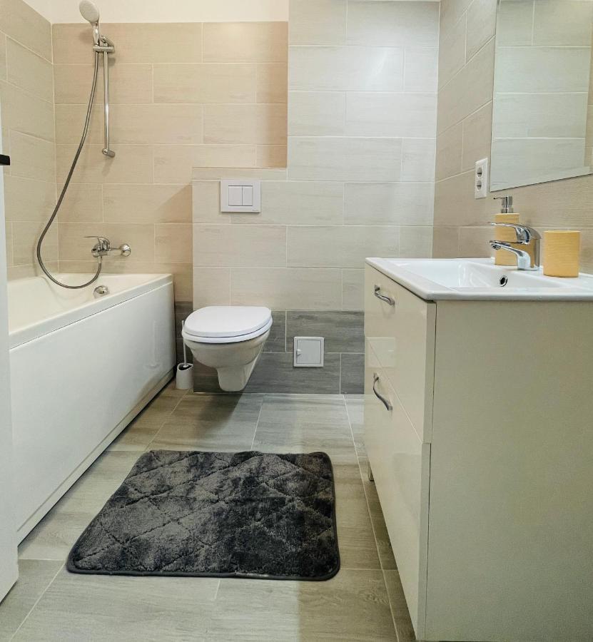 Q Royal Apartment - Palas Center Iasi Extérieur photo
